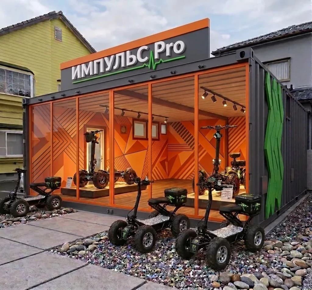 Офис продаж ИМПУЛЬС: контейнер-шоурум с электроквадроскутерами за панорамным остеклением
